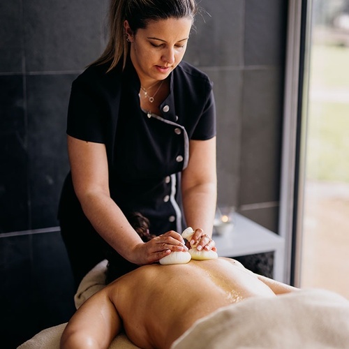 una mujer se está dando un masaje a un hombre