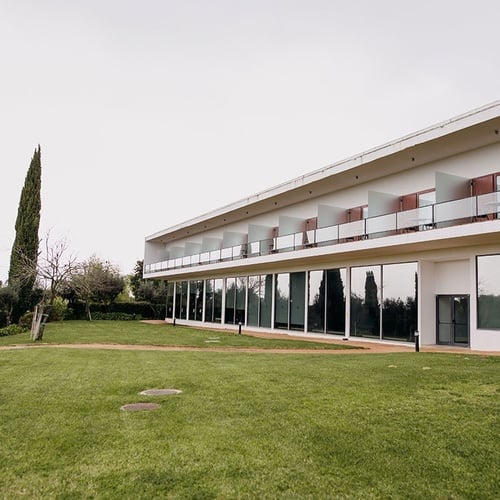 un gran edificio blanco con muchas ventanas y balcones