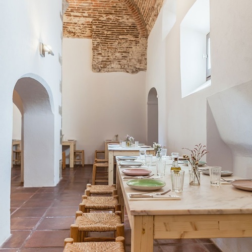 una mesa de madera con platos y vasos sobre ella