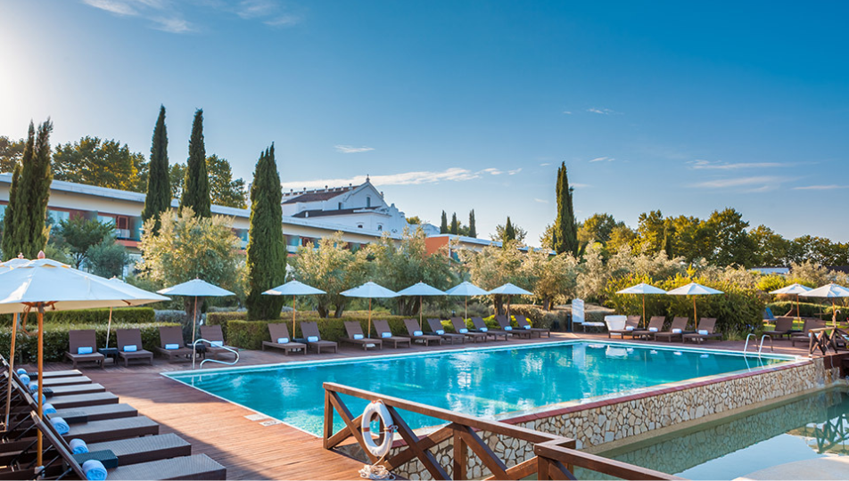 Pool and loungers at Convento do Espinheiro.