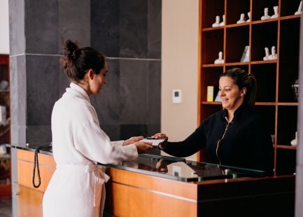 um edifício de tijolos brancos com muitos arcos