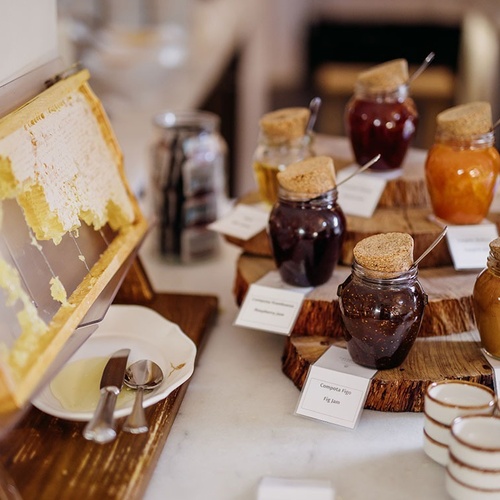 varios frascos de mermelada están sobre una mesa de madera
