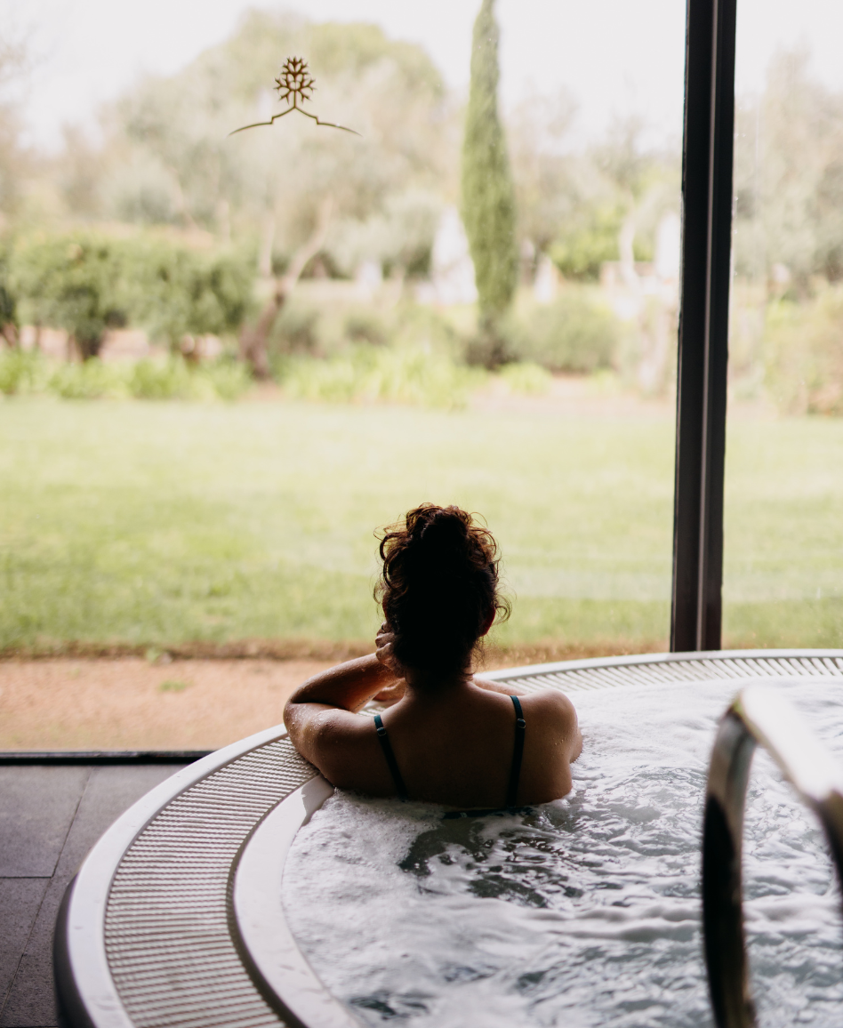 uma mulher está sentada em uma banheira de hidromassagem