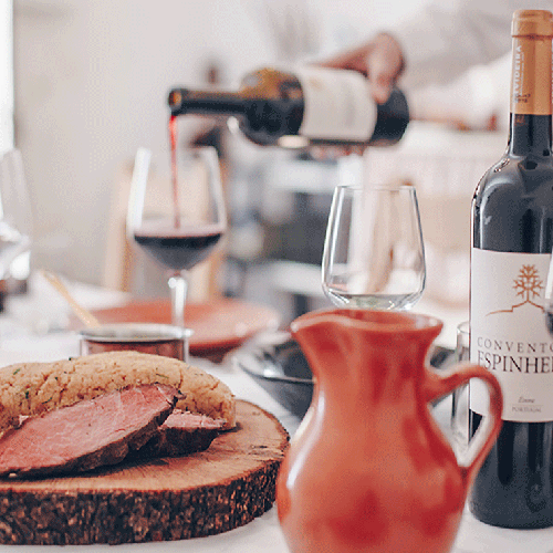 una botella de convento espinheiro está sobre una mesa