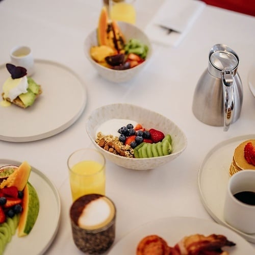 una mesa llena de platos de comida y bebidas