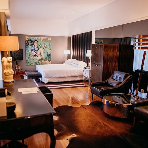 una habitación de hotel con una cama y una pintura en la pared