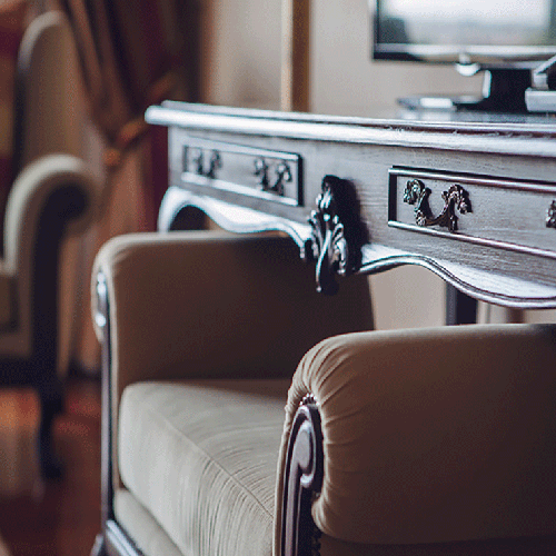 una silla y un escritorio en una habitación de hotel