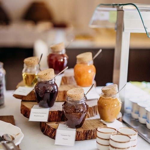 varios frascos de mermelada están sobre una tabla de madera
