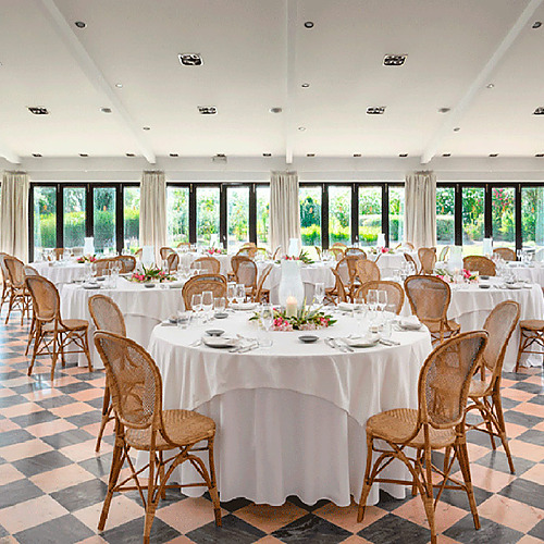 Salón de banquetes del Convento do Espinheiro, listo para eventos.