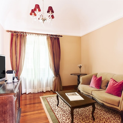 una sala de estar con un sofá y una televisión