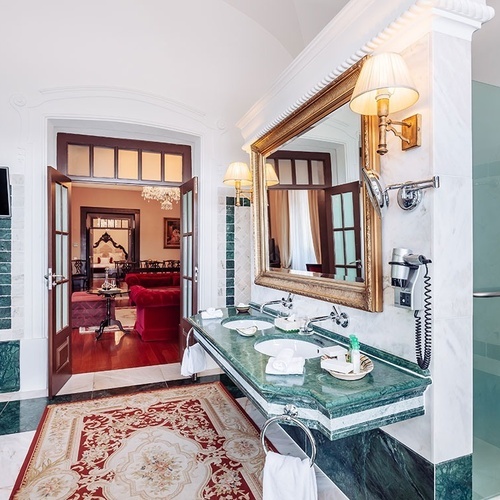 un baño con dos lavabos y un espejo grande