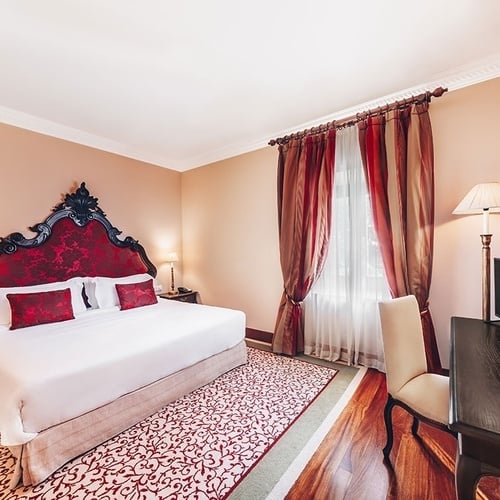 una habitación de hotel con una cama y una televisión