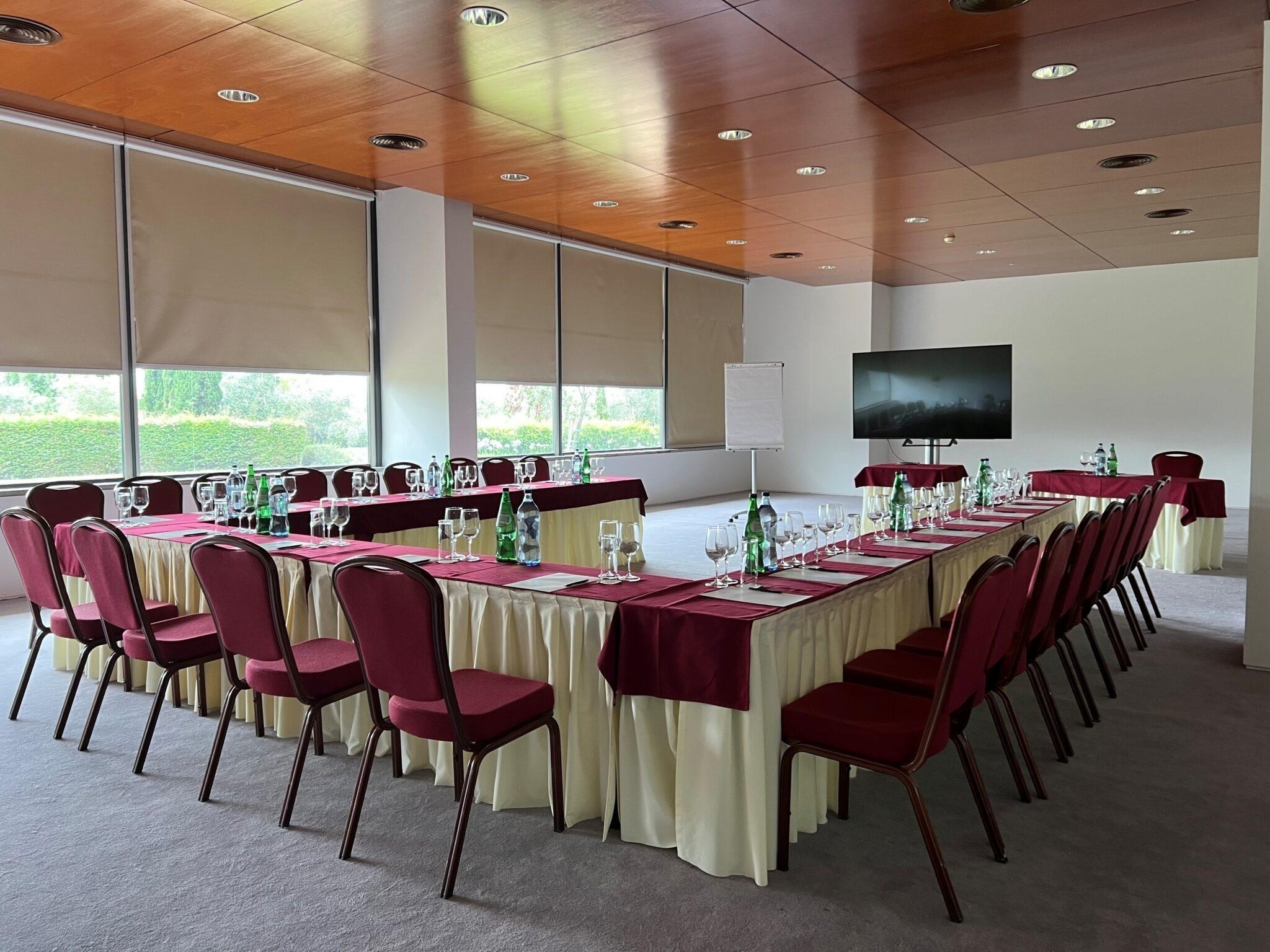 uma sala de jantar com mesas e cadeiras e uma bandeira que diz coca cola