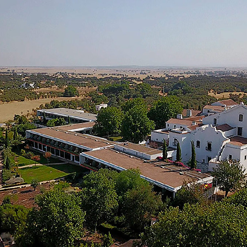 Convento do Espinheiro: vistas aéreas del hotel y sus jardines.