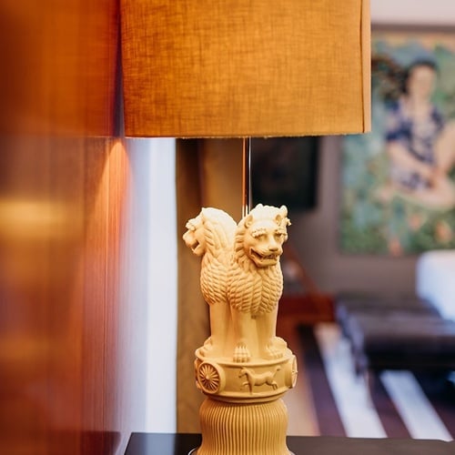 una lámpara con una estatua de un león en la base