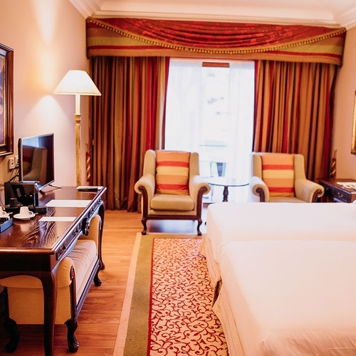 una habitación de hotel con dos camas y una televisión