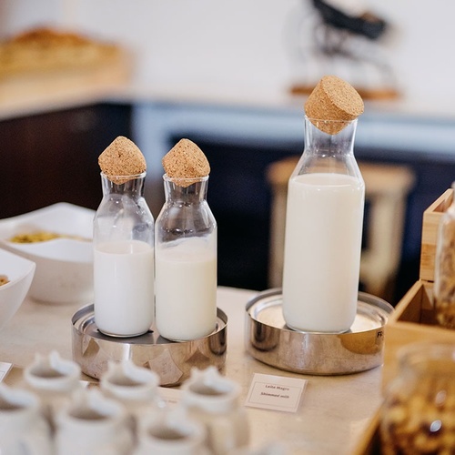 dos botellas de leche están sobre una mesa