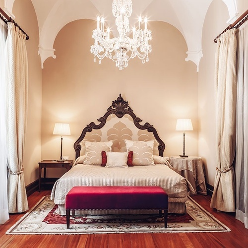 una habitación con una cama y una lámpara de araña