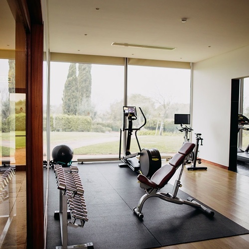 un gimnasio con un banco y una bicicleta