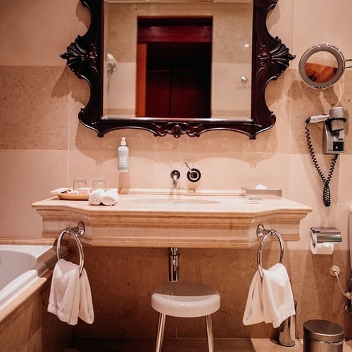 un baño con dos lavabos y un gran espejo