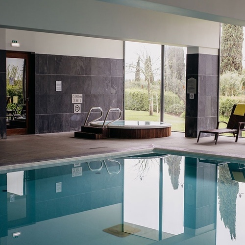 una piscina con un jacuzzi y una señal que dice no entrar