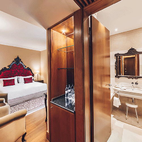 una habitación de hotel con una cama y un baño