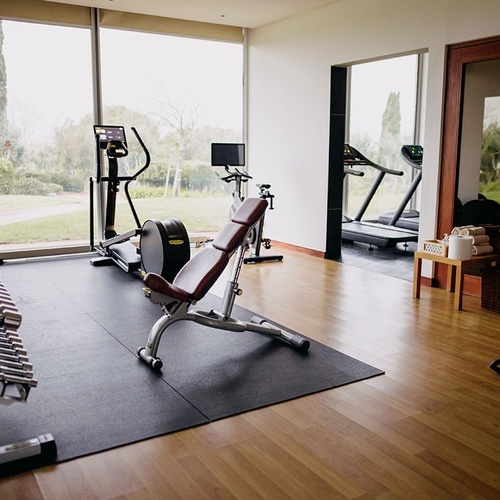 un gimnasio con una bicicleta y una cinta de correr