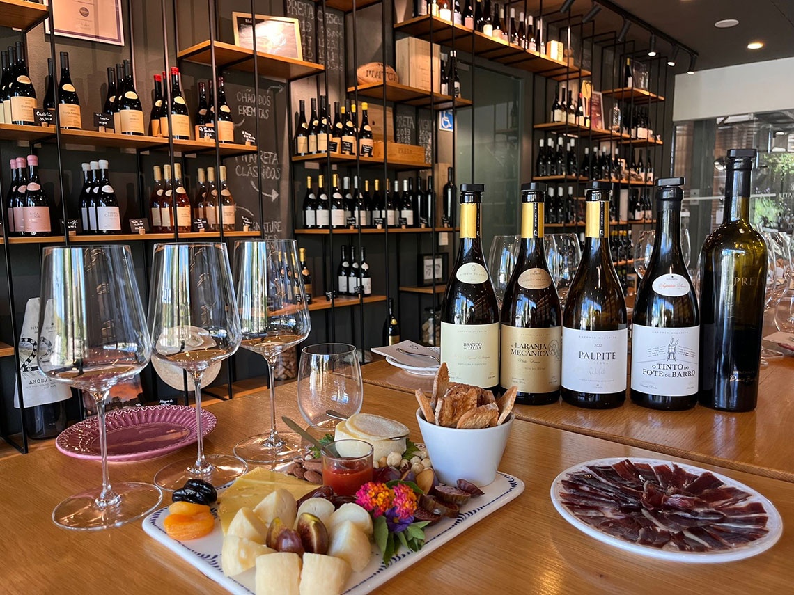 Wine tasting at Convento do Espinheiro: bottles, glasses, cheese, and charcuterie.