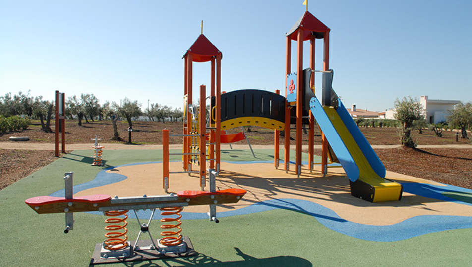 Modern playground near Convento do Espinheiro, perfect for families.