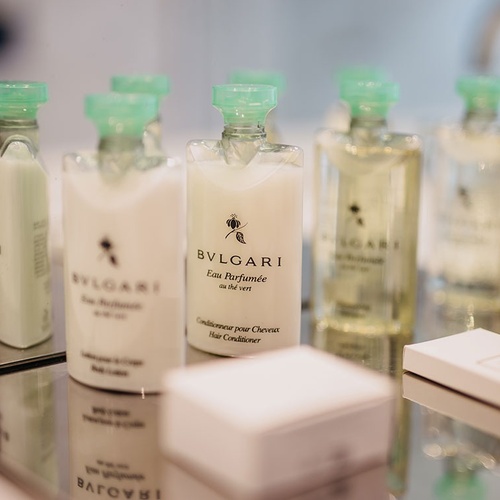 un montón de botellas de bvlgari están sobre una mesa