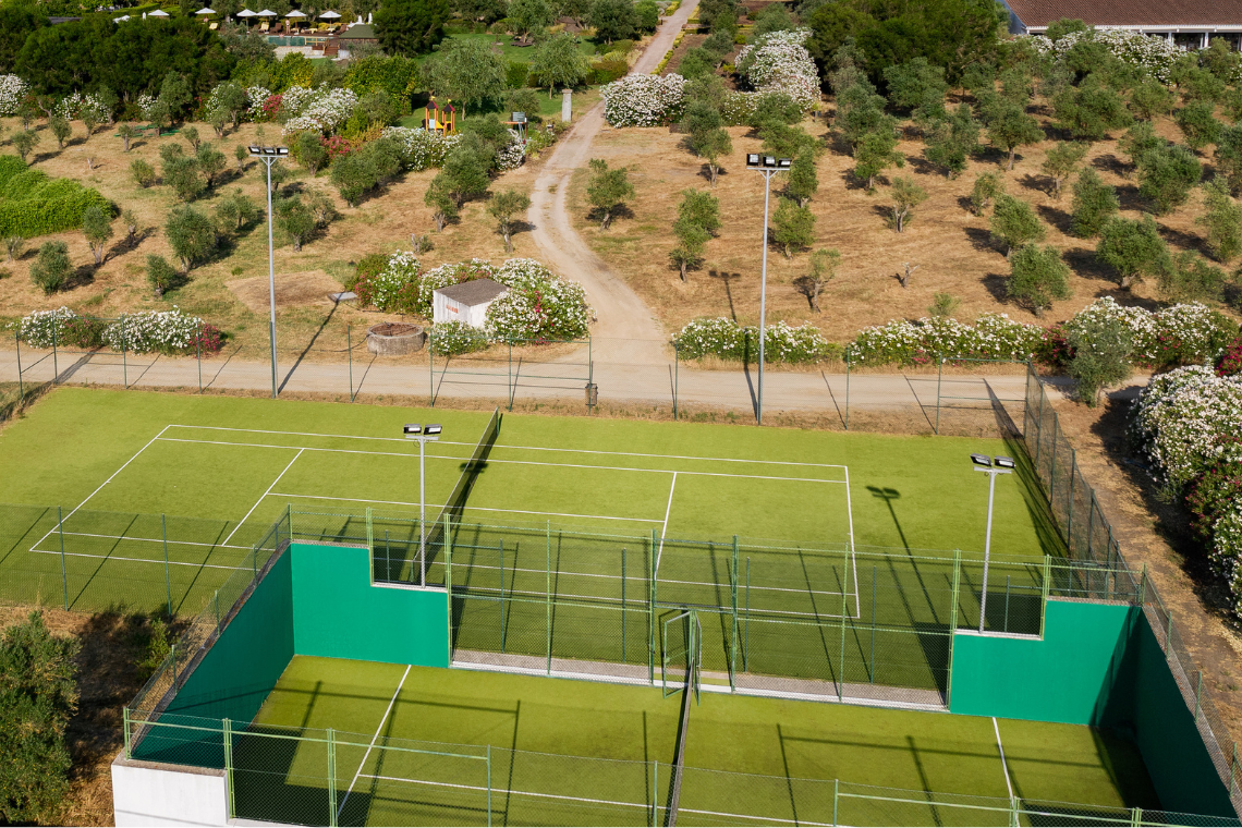 Tennis and padel courts at Convento do Espinheiro, surrounded by nature.