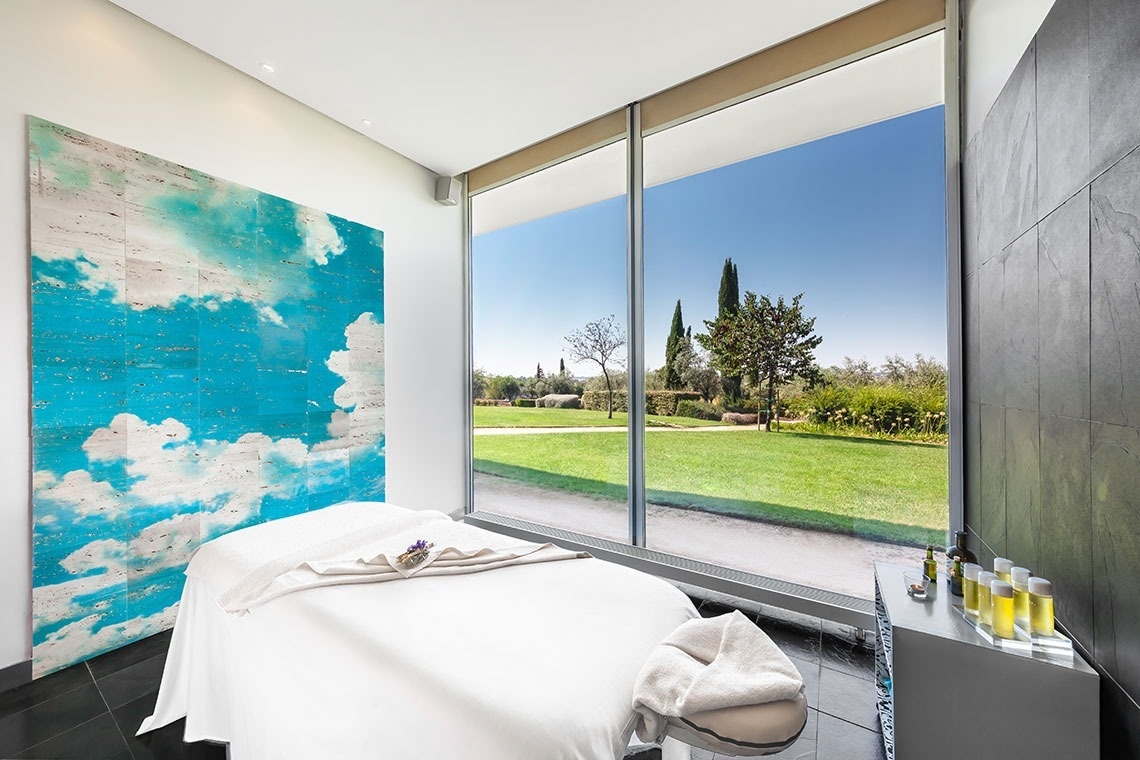 tres mujeres con batas blancas sostienen copas de vino