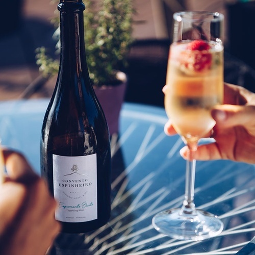 una botella de convento espindillo está sobre una mesa