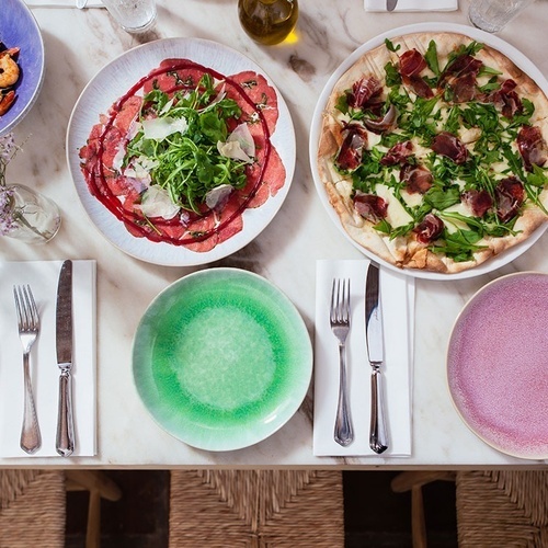 una mesa llena de platos de comida y cubiertos