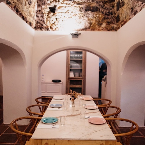 una mesa de comedor con platos y vasos sobre ella