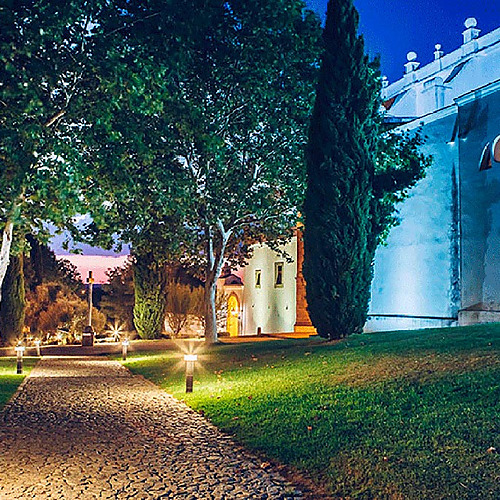 Camino iluminado en Convento do Espinheiro, Évora.