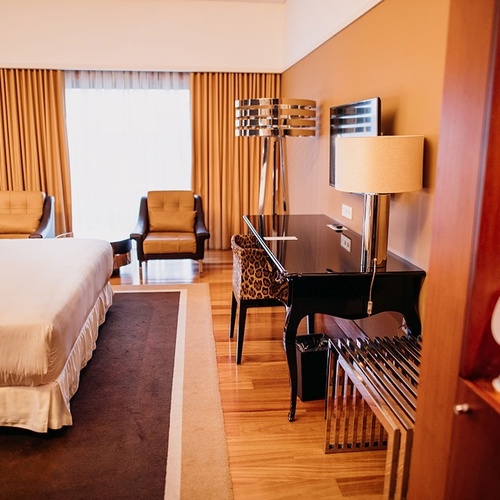 una habitación de hotel con una cama y un escritorio