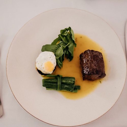 un primer plano de un plato de comida con un tenedor y un cuchillo