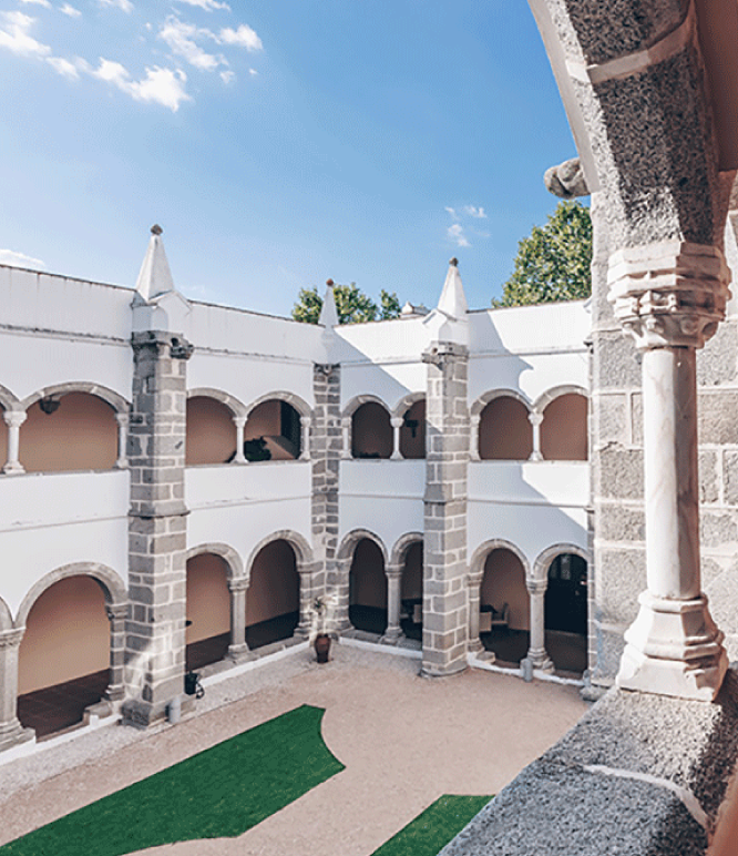 um edifício de tijolos brancos com arcos e colunas