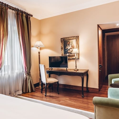 una habitación con un escritorio y una televisión