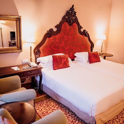 una habitación de hotel con dos camas y una silla