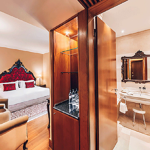 Habitación de lujo con cama de dosel y baño en Convento do Espinheiro.