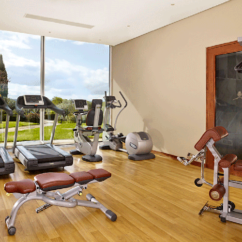 un gimnasio con muchos aparatos y una gran ventana