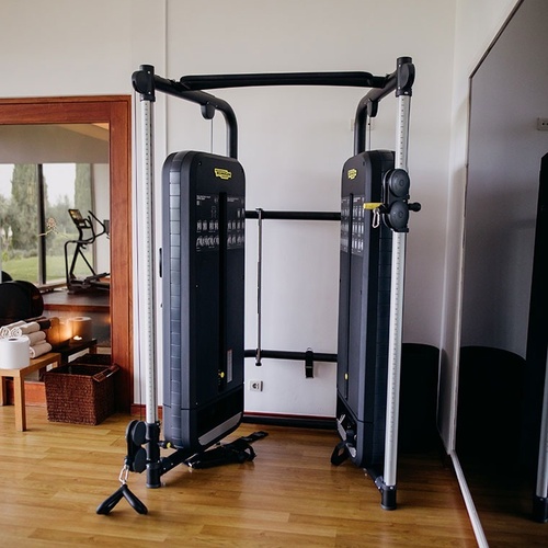 un gimnasio con equipos y un espejo