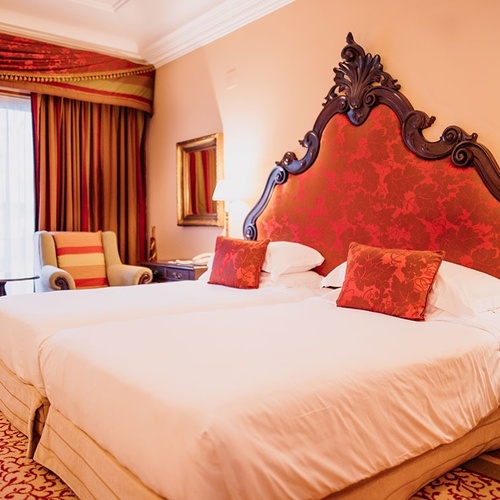 una habitación de hotel con dos camas y una mesa