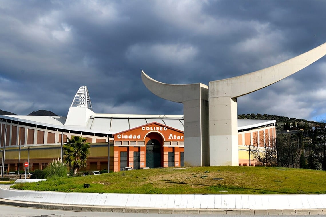 el coliseo ciudad atar se encuentra en el centro de la ciudad