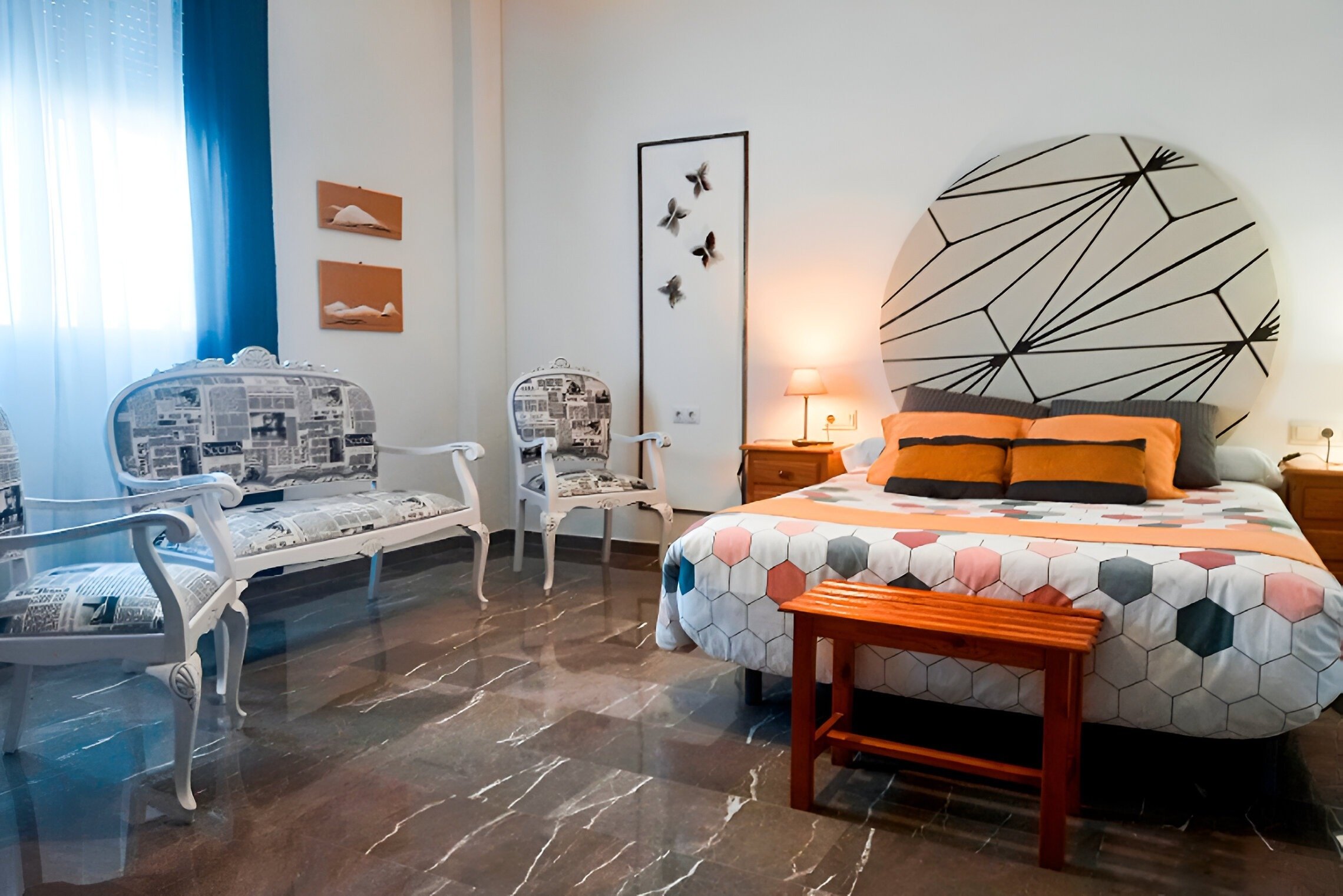 un dormitorio con una cama y dos sillas