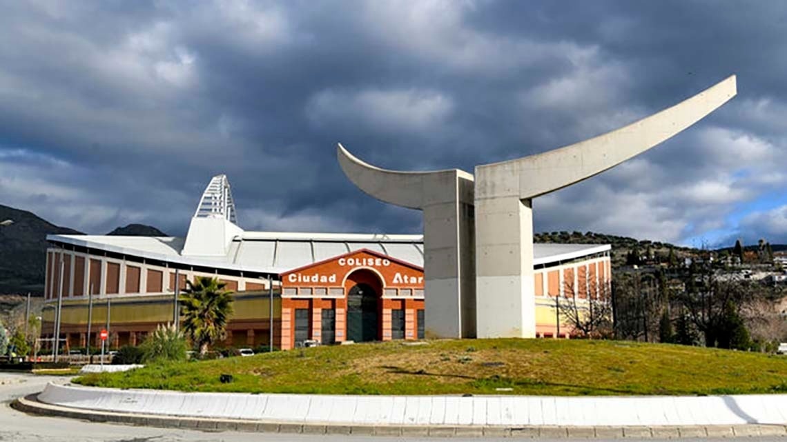 un edificio con la palabra coliseo en la parte delantera