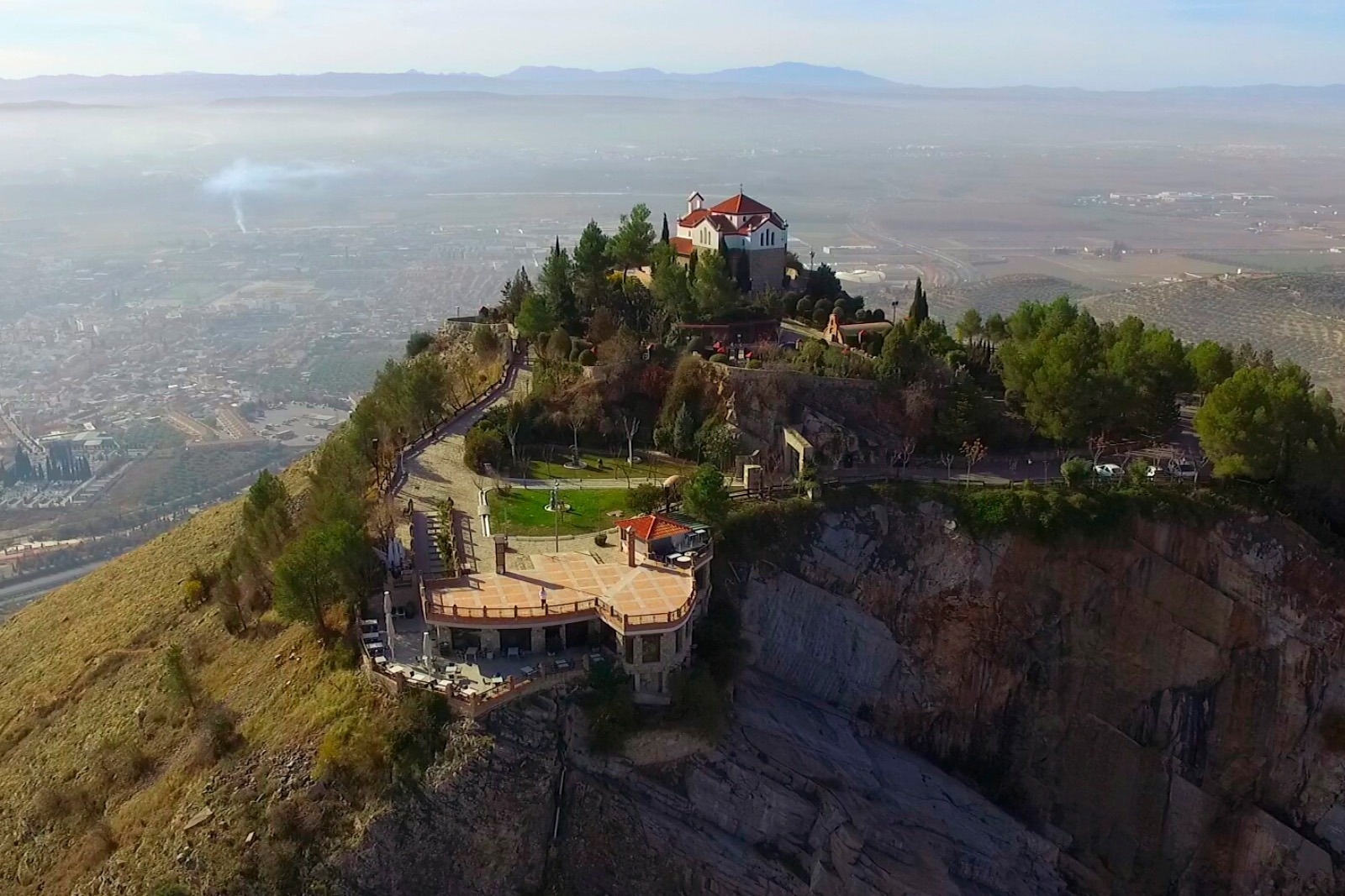 una vista aérea de una casa en la cima de una montaña