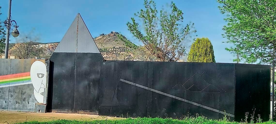 una puerta negra con un arco iris pintado en ella